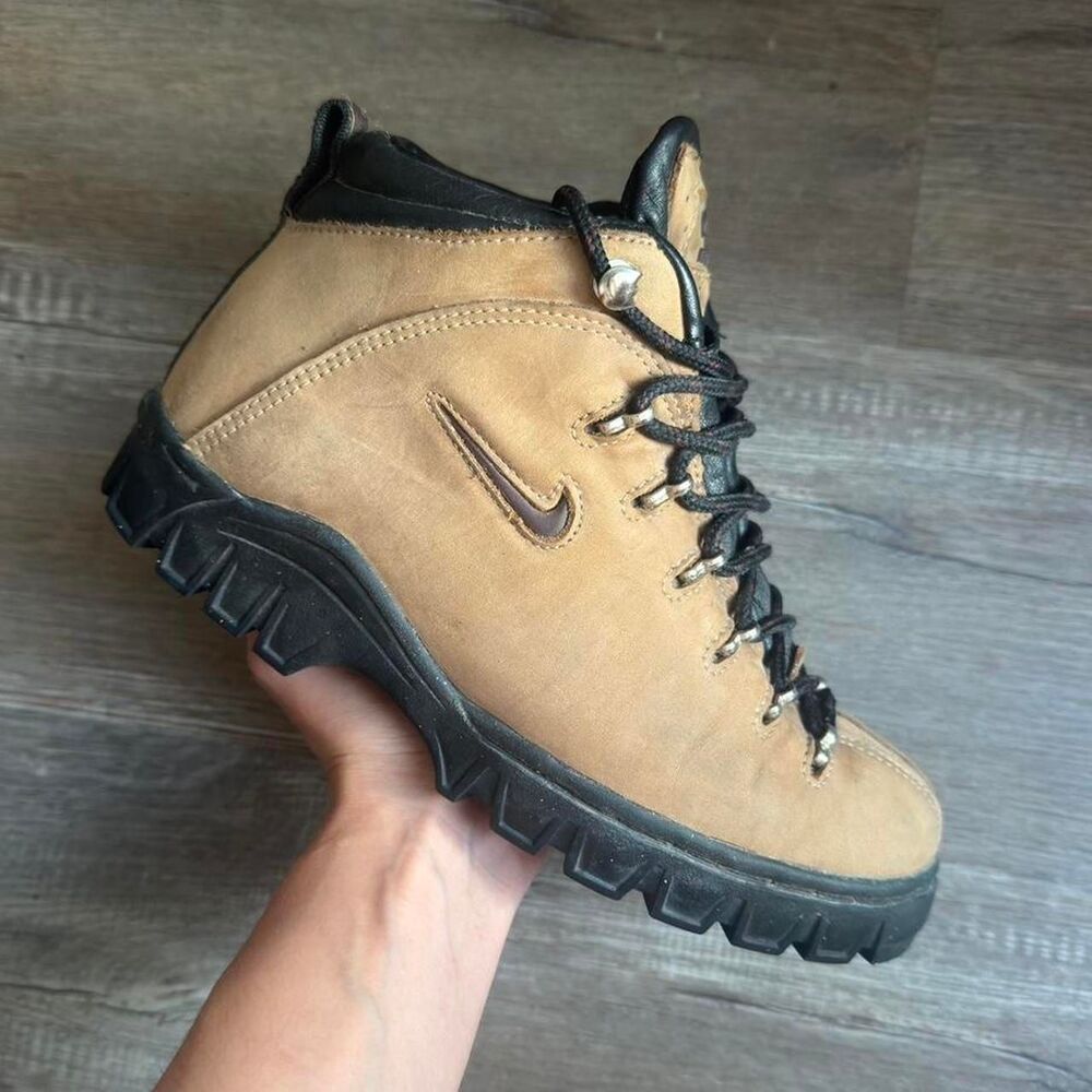 Nike-acg Women's Tan and Brown Boots
